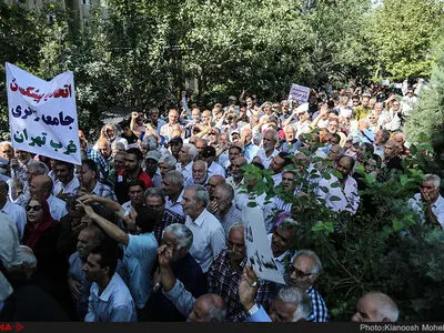 تجمع اعتراضی کارگران به دست‌اندازی به منابع تامین اجتماعی/1
