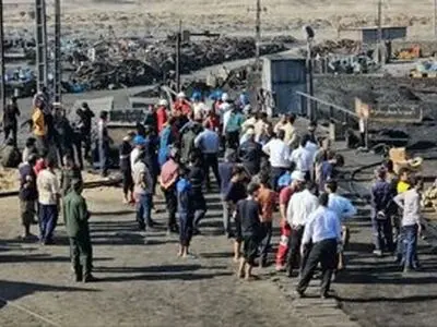جزئیات تکان دهنده حادثه طبس از زبان عضو خانواده ۲ کارگر مفقودی/ «خبر را از تلویزیون شنیدیم، کسی به ما چیزی نمی‌گوید»
