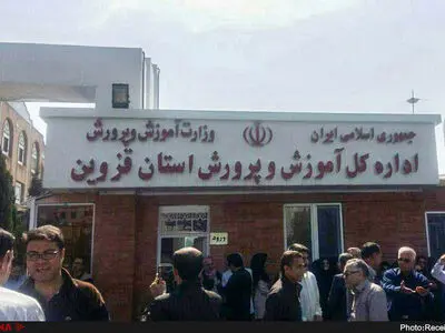 تجمع معلمان شاغل و بازنشسته مقابل ادارات آموزش و پرورش/ "بهبود معیشت" و "لغو خصوصی‌سازی" مهم‌ترین خواسته‌هاست