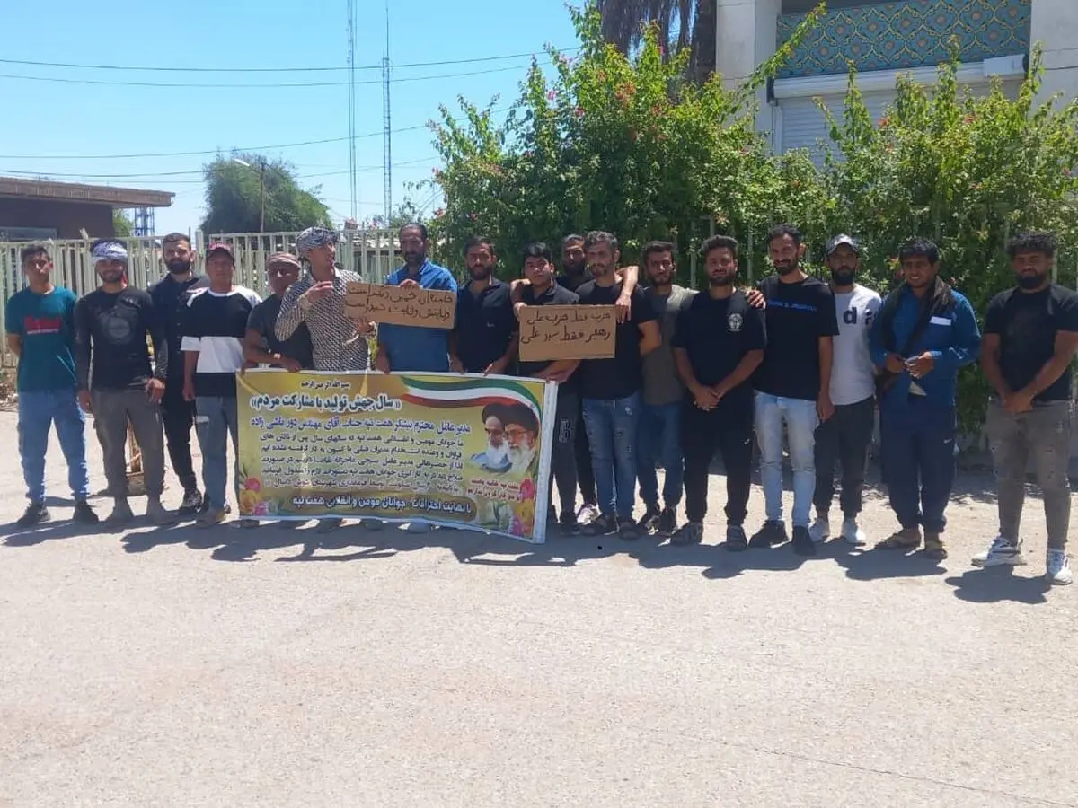تجمع جوانان بیکار مقابل کشت وصنعت هفت تپه/کسی پاسخگوی بیکاری بومی‌ها نیست 