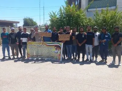 تجمع جوانان بیکار مقابل کشت وصنعت هفت تپه/کسی پاسخگوی بیکاری بومی‌ها نیست 