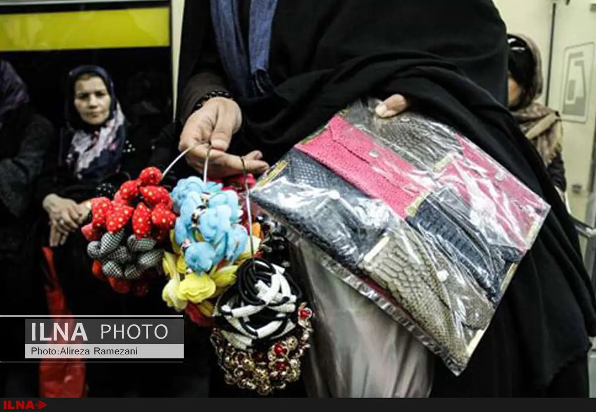 زنانِ دست‌فروشِ پایتخت چگونه روزگار می‌گذرانند