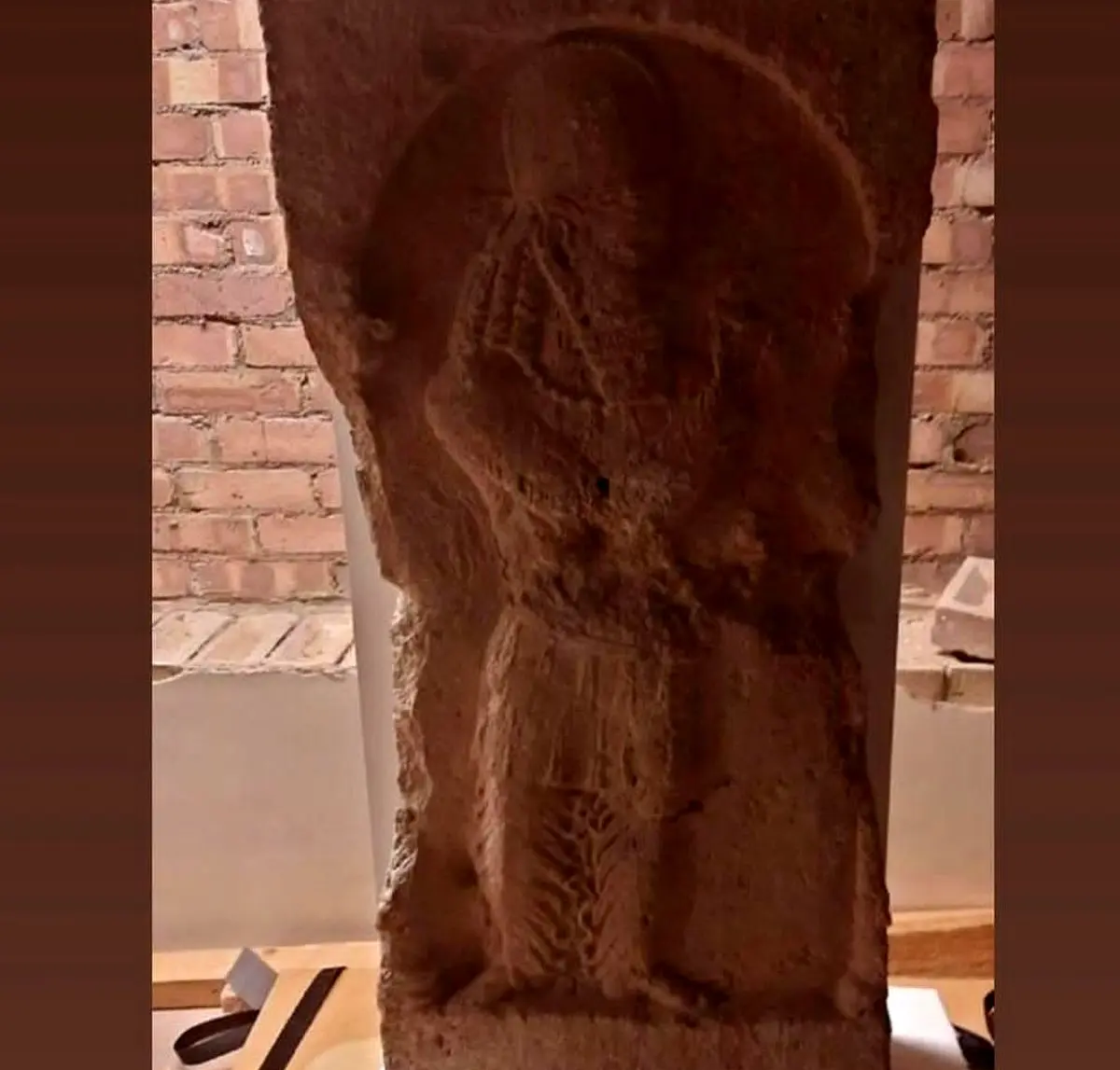 سنگنگاره ساسانی احتمالا متعلق به یک بزرگزاده است/ بررسیهای تطبیقی، دستگاهی و آزمایشگاهی بیشتری بر روی سنگنگاره انجام میشود