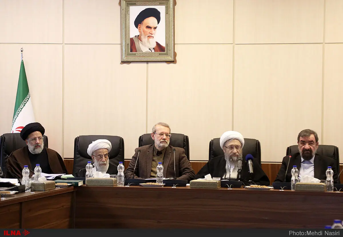 «روحانی» نیامد، «رئیسی» بالا‌نشین شد/ ژست‌های احمدی‌نژاد برای تصویربرداران + عکس