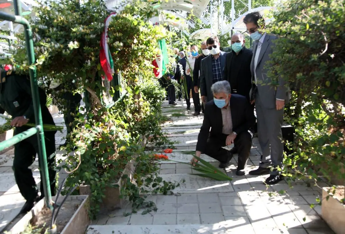 کارگران در سنگر اقتصادی تمامی تلاش خود را به کار گرفته‌اند