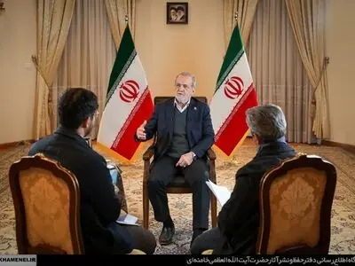 الرئيس بزشكيان: نحن في حرب شاملة ضد أمريكا والكيان الصهيوني