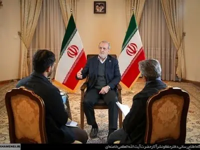 الرئيس بزشكيان: نحن في حرب شاملة ضد أمريكا والكيان الصهيوني