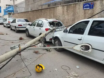 کارگر اداره برق بر اثر سقوط تیر برق به بیمارستان منتقل شد