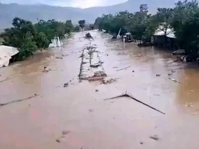 انسداد برخی محورهای مواصلاتی شهرستان گرمسار در پی وقوع سیلاب / بزرگراه تهران - مشهد باز است