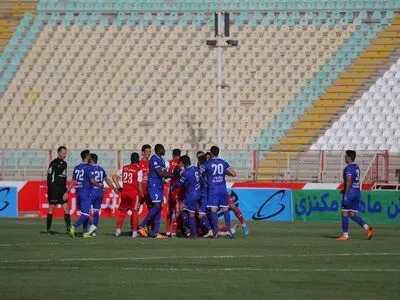 ویدئو: درگیری بازیکنان استقلال و تراکتور