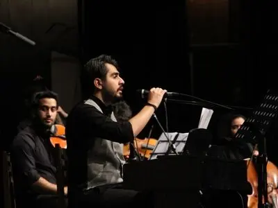  حسام آرین در تالار اندیشه روی صحنه رفت
