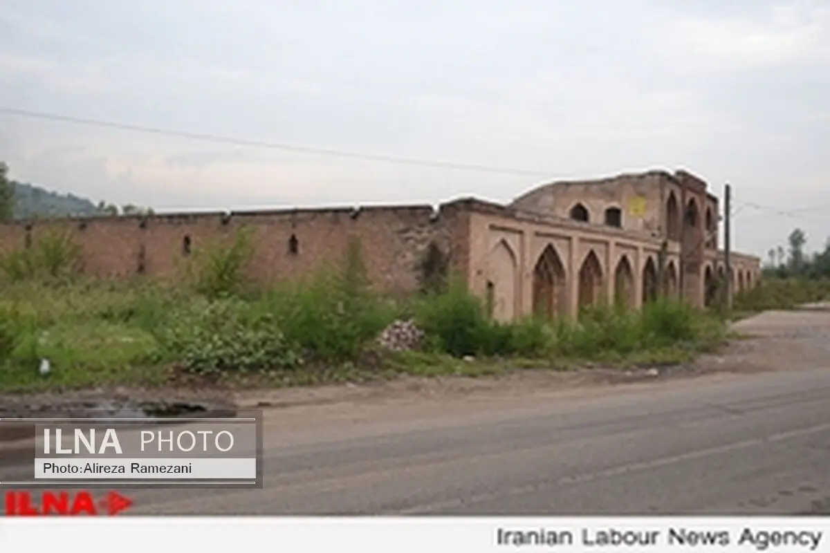 درب کاروانسرای لات رشت بر روی گردشگران بسته است / بنا اجاره داده می‌شود