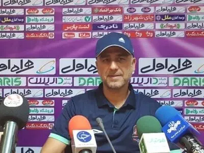 بادامکی: تیمی اینگونه به استقلال فشار نیاورده بود/ پزشک به مهاجری اجازه نشستن روی نیمکت نداد