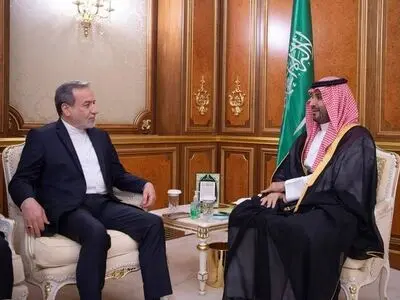وزير الخارجية الإيراني يلتقي ولي العهد السعودي في جدة: تأكيد مشترك على الأمن الإقليمي ووقف التصعيد