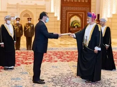 سفیر ایران استوارنامه خود را به پادشاه عمان تقدیم کرد