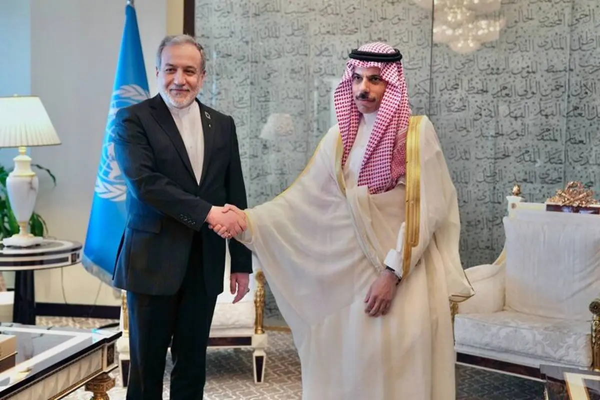 وزیرا خارجیة إیران والسعودیة یناقشان تعزیز العلاقات الثنائیة