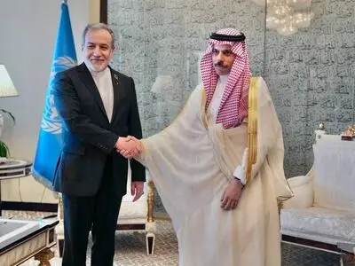 وزیرا خارجیة إیران والسعودیة یناقشان تعزیز العلاقات الثنائیة