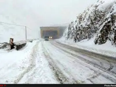 برف در مناطق کوهستانی و لغزندگی جاده‌های مازندران/ هشدار به رانندگان