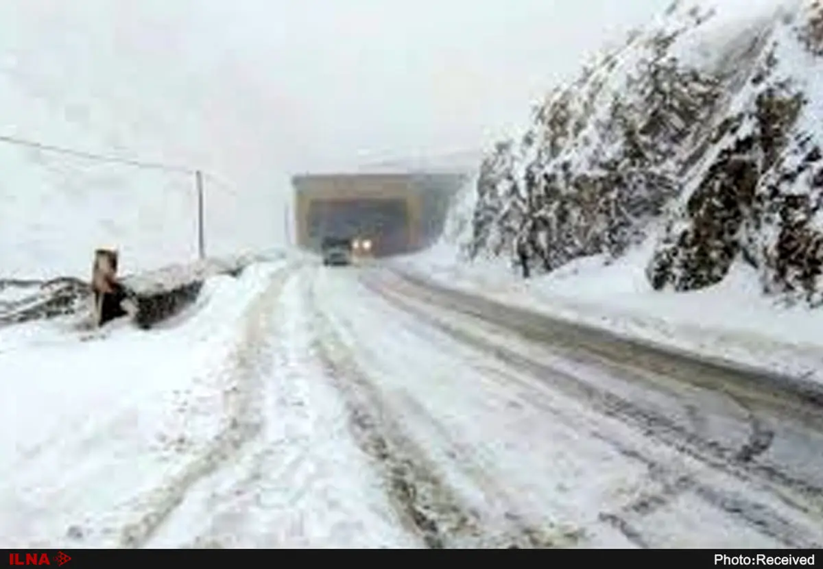 بارش برف در محورهای ۹ استان کشور/ ترافیک در آزادراه قزوین- کرج-تهران/ مسدود بودن 10 محور کشور