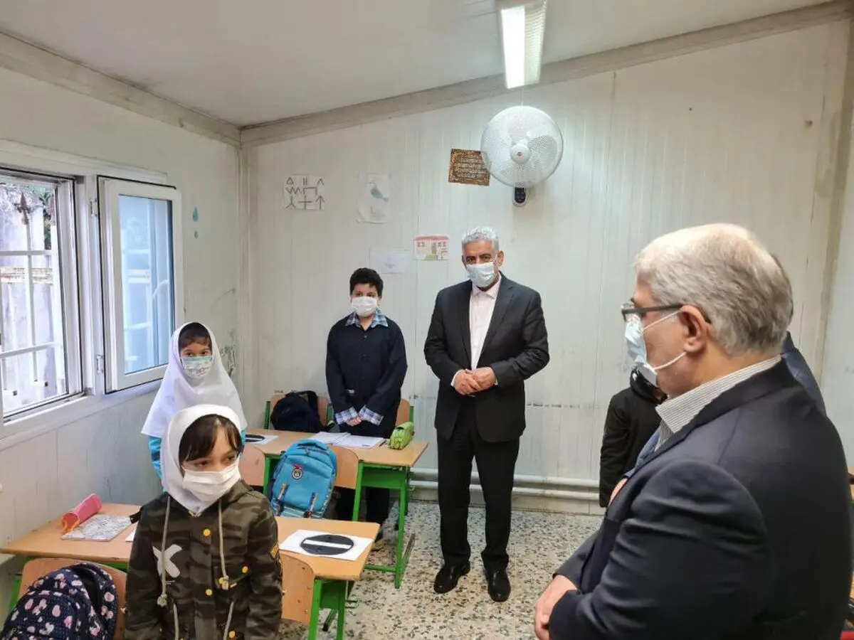 بازدید استاندار گیلان از روند آموزش حضوری در یکی از مدارس روستایی رشت