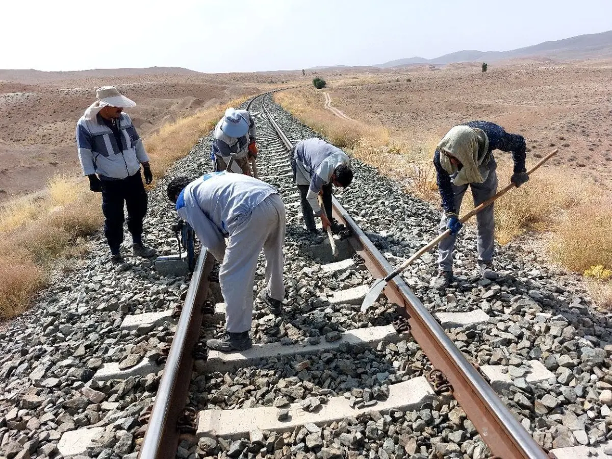 نارضایتی کارگران ابنیه فنی راهآهن قم از حضور پیمانکاران