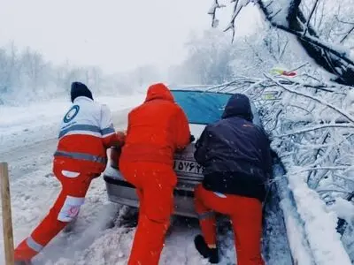 امدادرسانی به ۳۰ نفر گرفتار شده در برف و کولاک استان