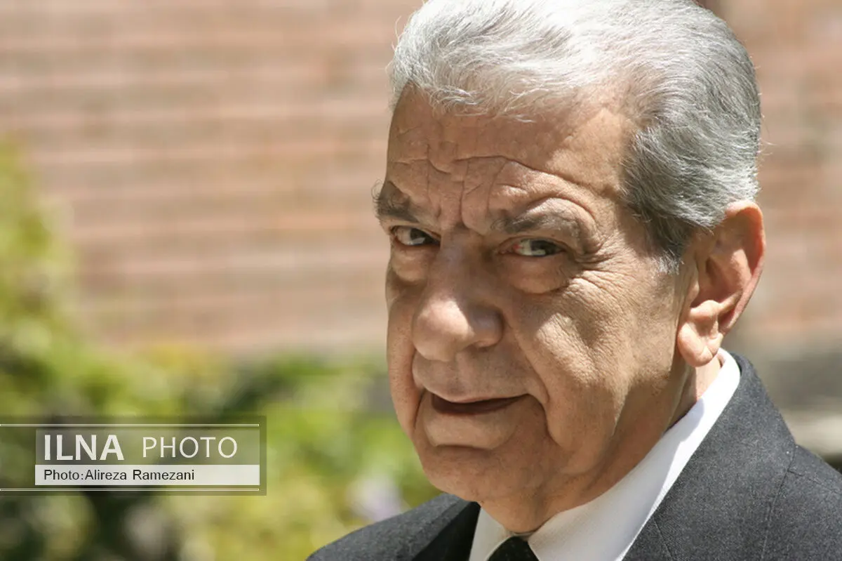 هر بلایی سرمان می‌آید از نادانی‌ست/ فرق تقلید محققانه و کورکورانه را نمی‌دانیم 