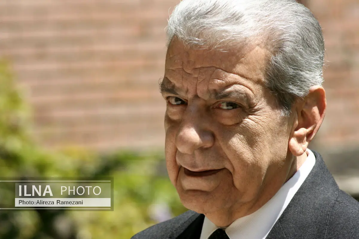 هر بلایی سرمان میآید از نادانیست/ فرق تقلید محققانه و کورکورانه را نمیدانیم