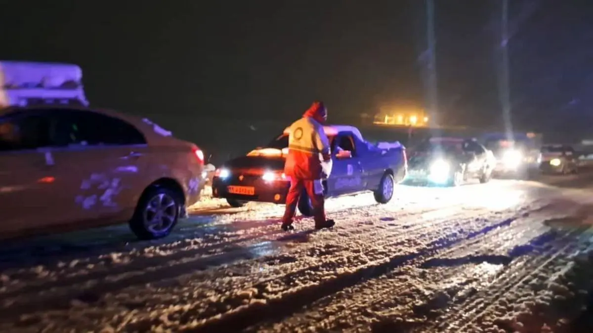  نجات ۱۴ مسافر گرفتار در برف و کولاک 