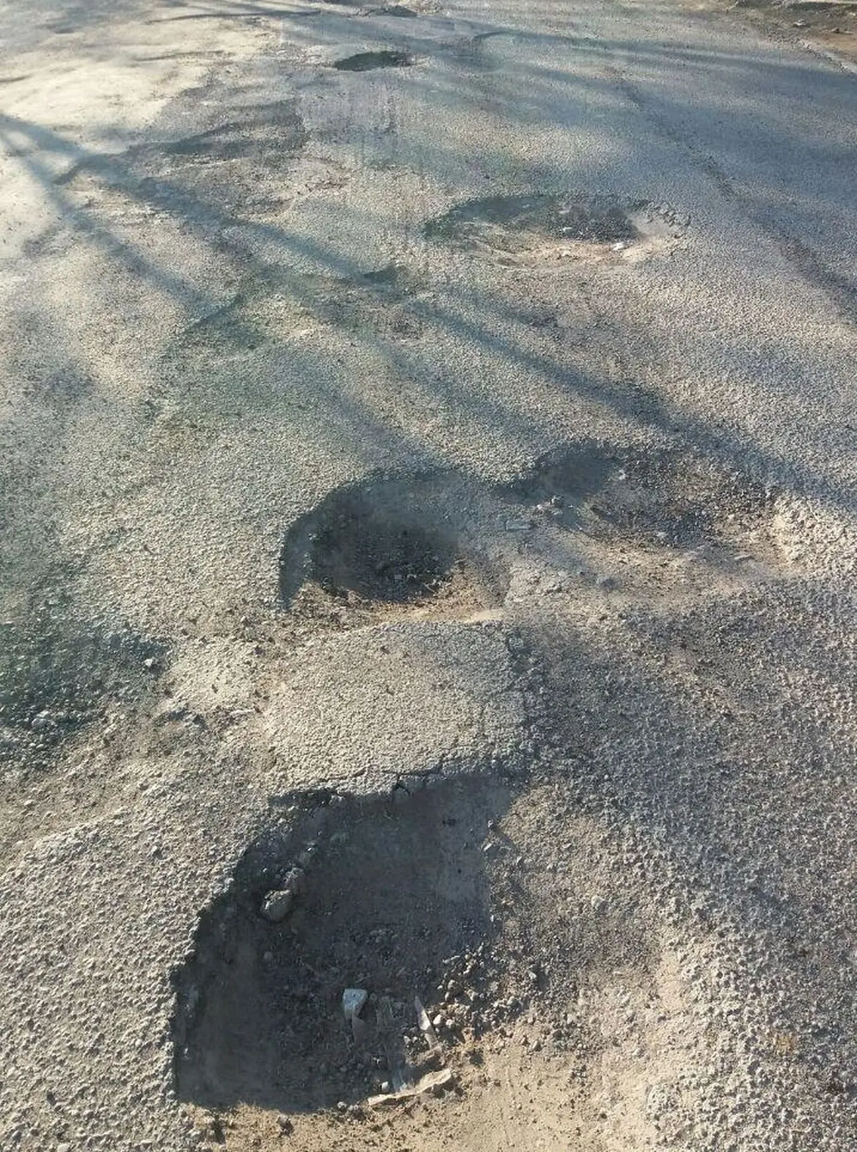 گلایه شهروندان از کیفیت نامناسب آسفالت تربت جام/ پرکردن چاله‌ها با سیمان توسط شهرداری