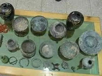 ۱۵۰۰ سکه و اشیا تاریخی قدیمی در اسدآباد کشف شد
