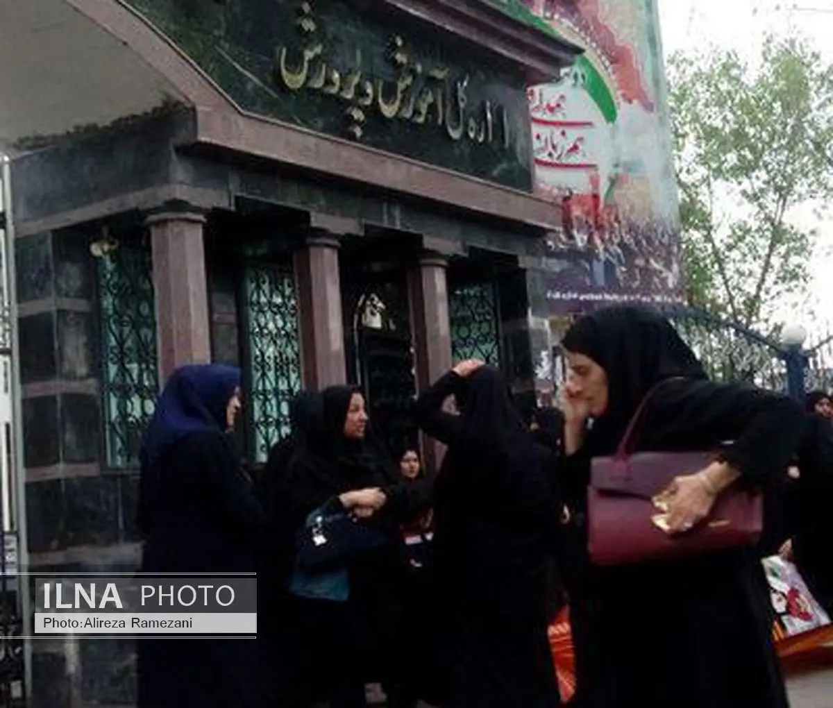 معلمان پیش دبستانی گیلان مقابل اداره کل آموزش و پرورش تجمع کردند