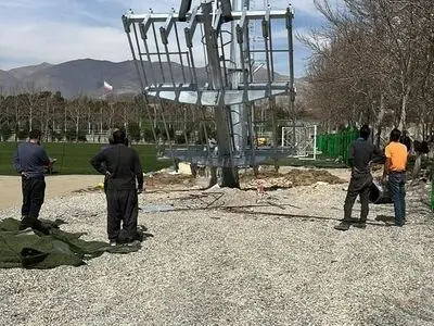  ادامه آماده‌سازی زمین شماره یک مرکز ملی فوتبال با نصب دکل‌های نوری

