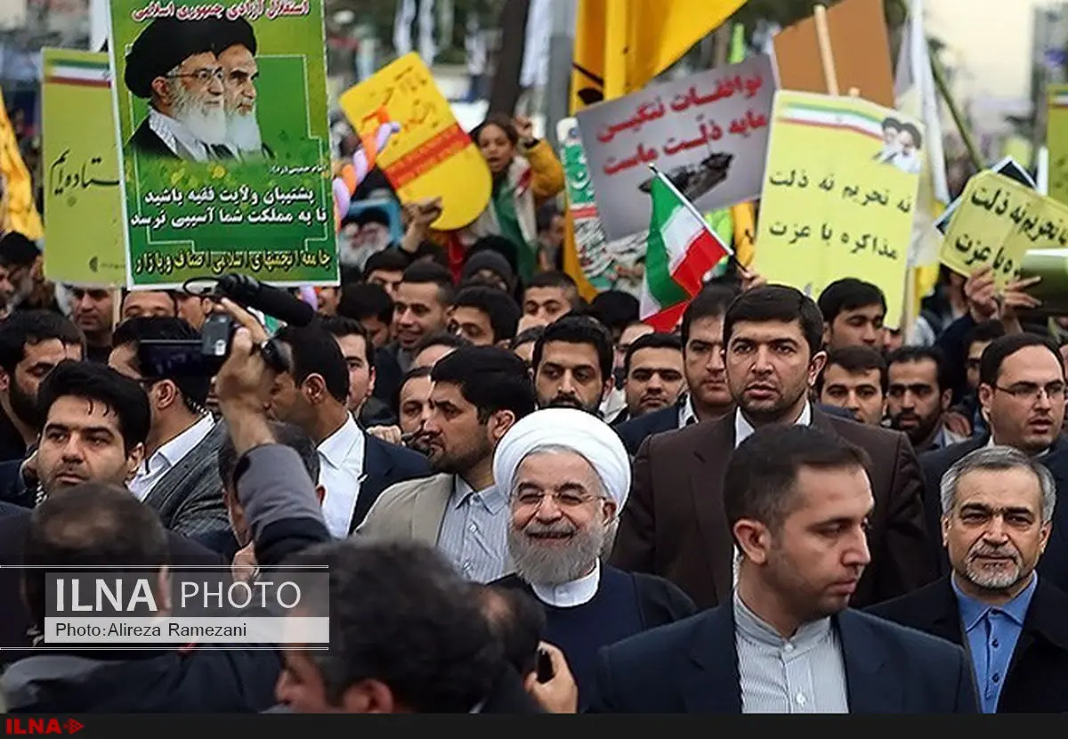 رییس جمهور به جمع راهپیمایان مراسم ۲۲ بهمن پیوست