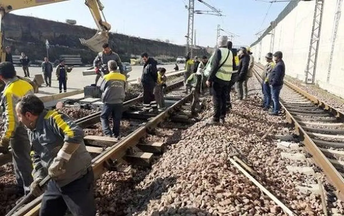 ایمنی خطوط ریلی را در طول بحران حفظ کرده ایم/ امنیت شغلی نداریم