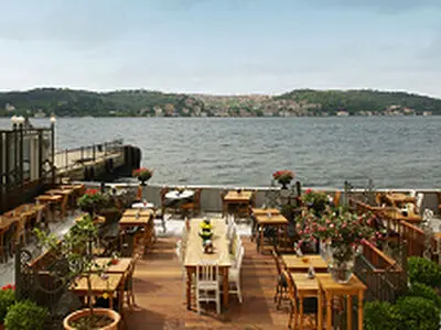استانبول؛ هم‌نشینی آرامش آبی دریا و سرخی دلربای پاییز