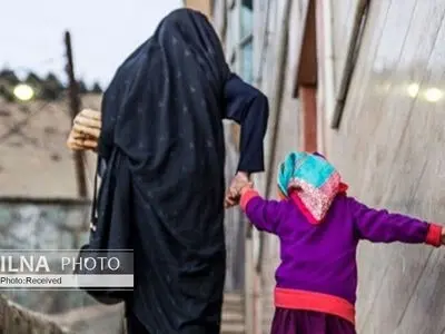 زنی آرایشگر با زخم‌های کرونایی بر صورت/ پول نان و تخم مرغ هم نداریم!