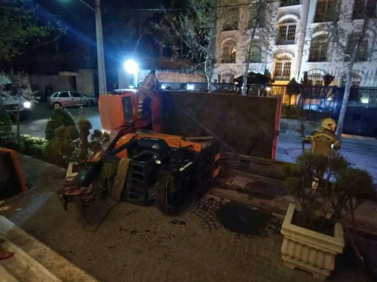 مصدومیت دو کارگر در اثر سقوط جرثقیل خاور 