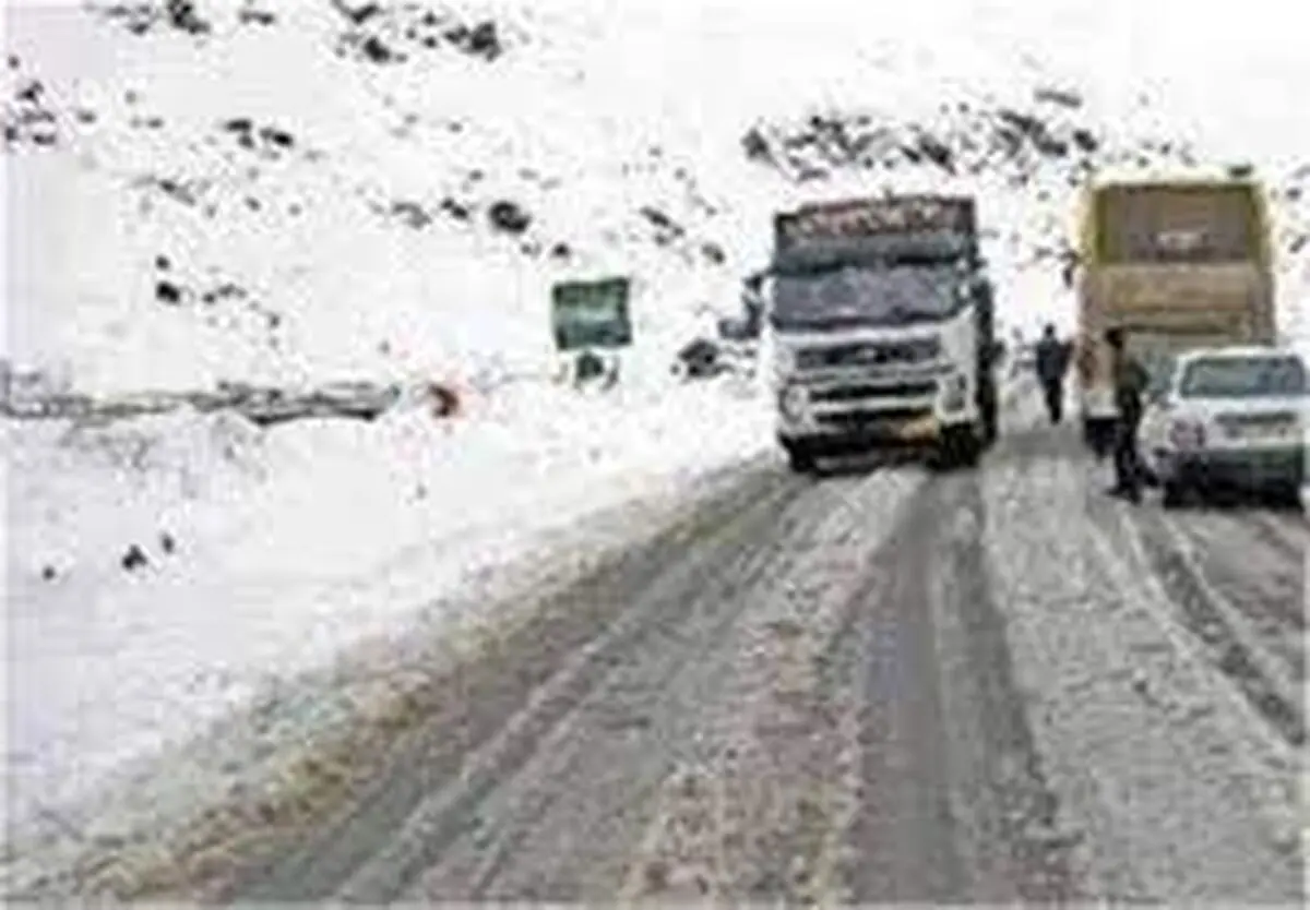 تردد در محورهای مواصلاتی بام ایران به سختی انجام می شود
