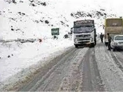 تردد در محورهای مواصلاتی بام ایران به سختی انجام می شود