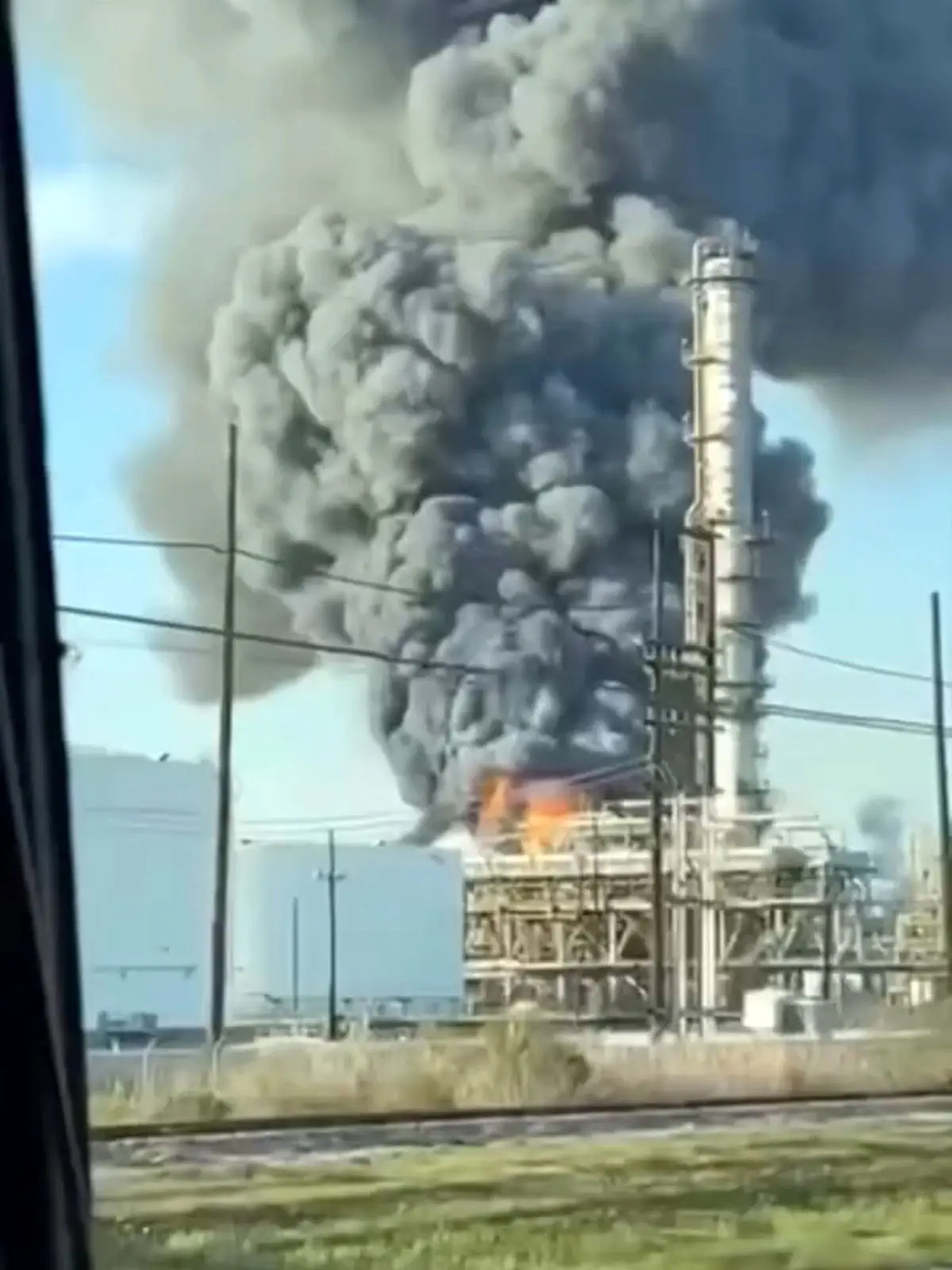 وقوع انفجار و آتش‌سوزی در پالایشگاه والرو‌ در تگزاسِ آمریکا + فیلم