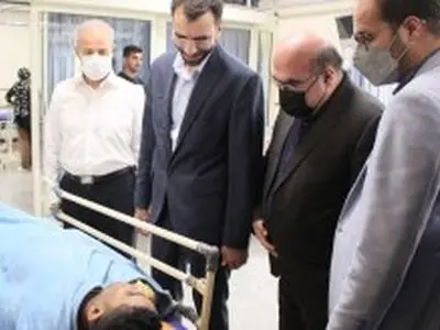 عیادت مهدی کشاورز از مصدومین زمین لرزه در کیش