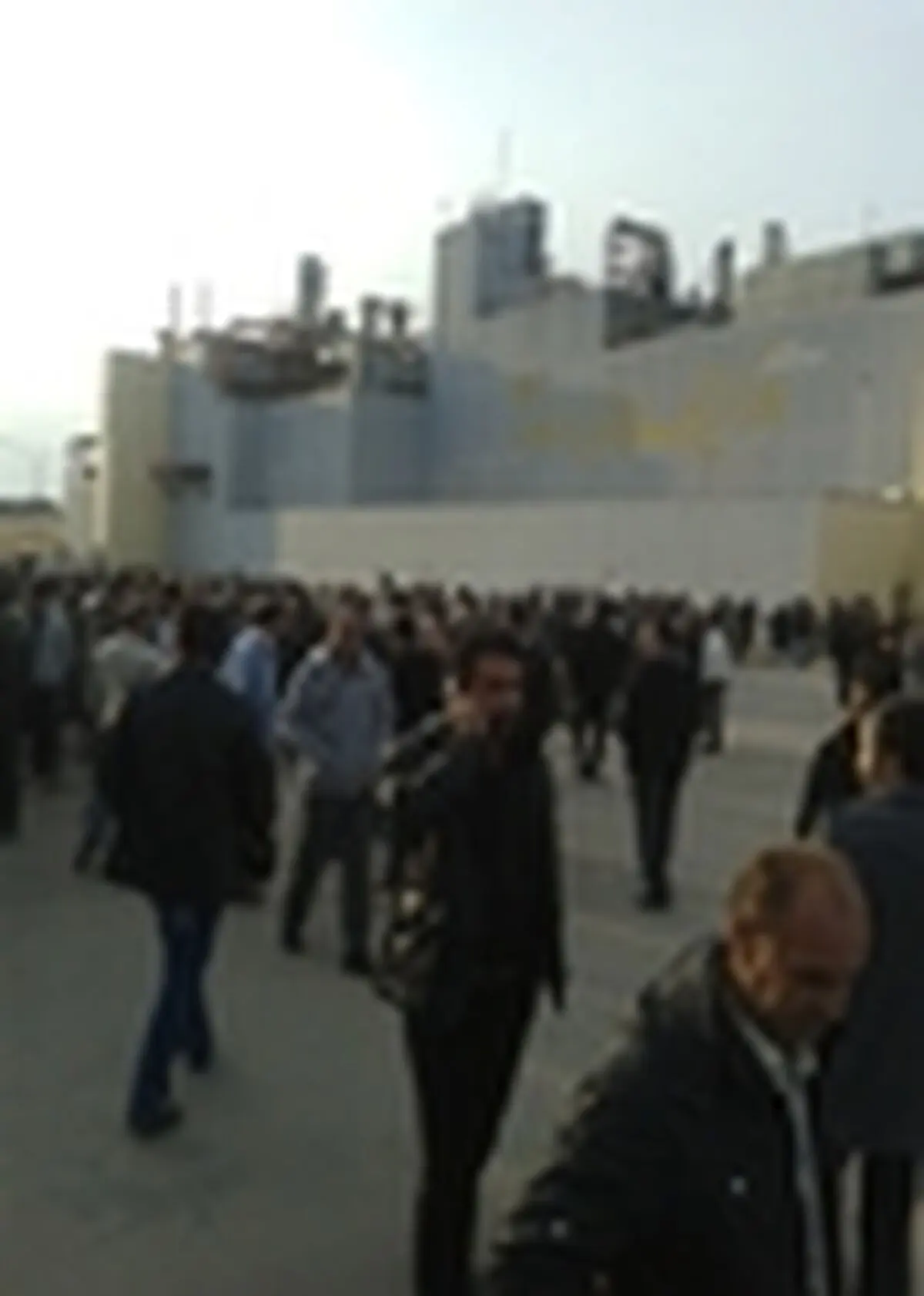 تجمع مجدد ۸۰۰ کارگر پلی اکریل در اعتراض به خلف وعده فرماندار