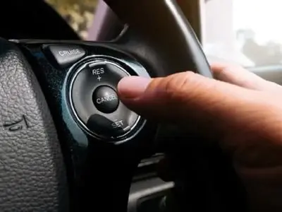 هرگز در این ۳ موقعیت، کروز کنترل خودرویتان را روشن نکنید!