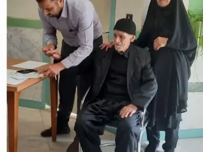 حضور پیرمرد ۱۰۲ ساله سنقری پای صندوق رأی
