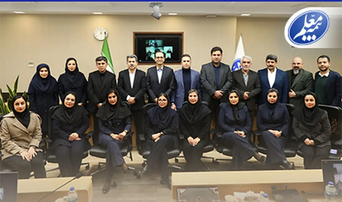 تقدیر از نمایندگان برتر جشنواره فروش بیمه معلم
