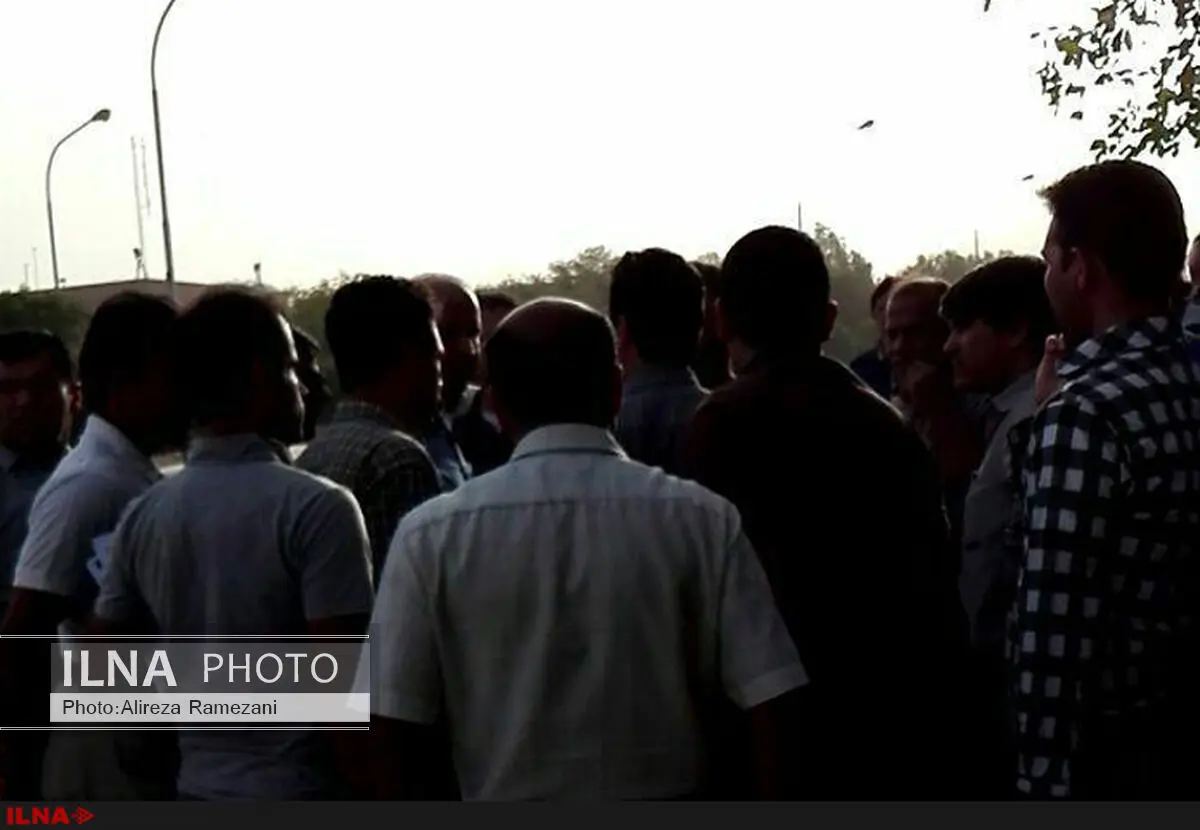 کارگران سیمان دشتستان تجمع کردند