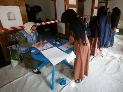Afghans vote amid chaos, corruption and Taliban threats