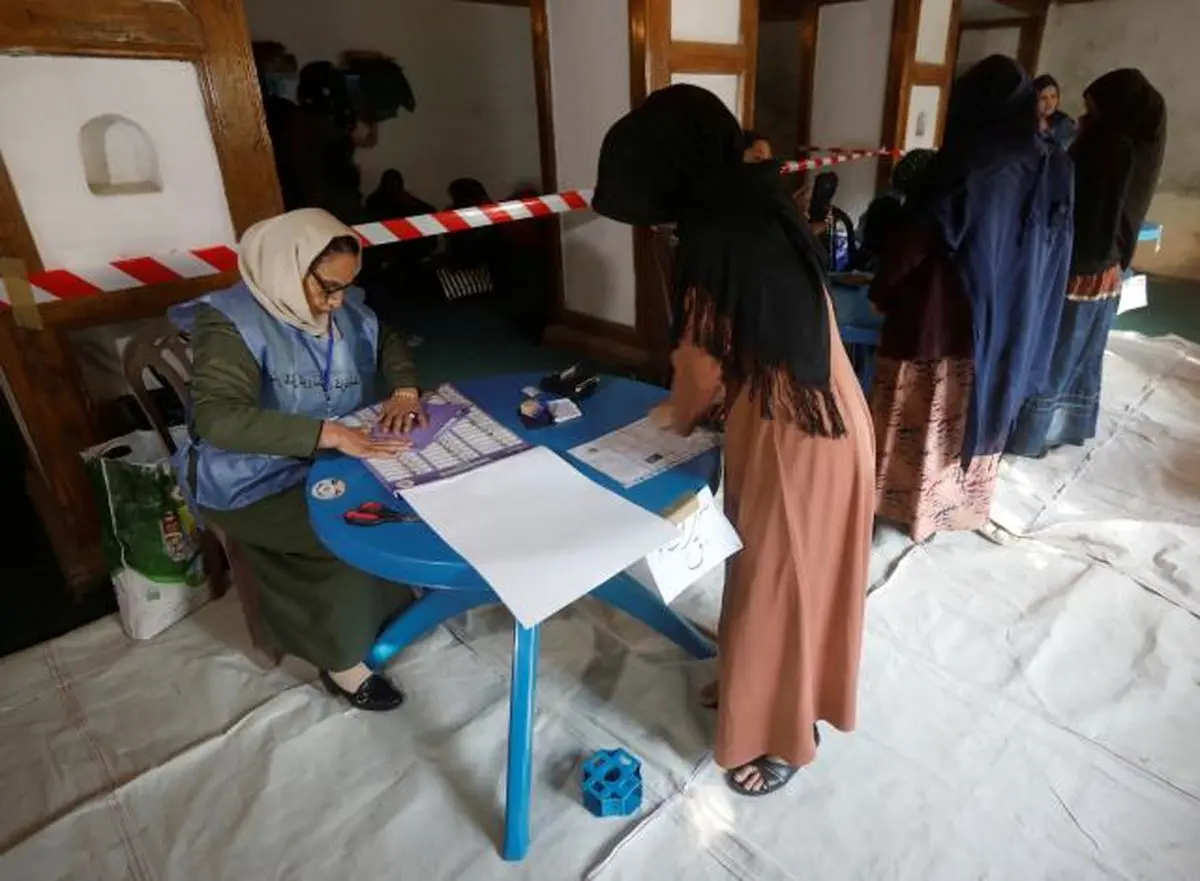 Afghans vote amid chaos, corruption and Taliban threats