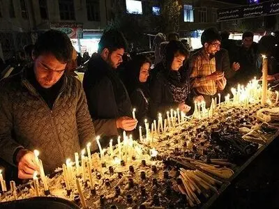شمع هایی که در غم سوگ حسین بی صدا می سوزند و آب می شوند